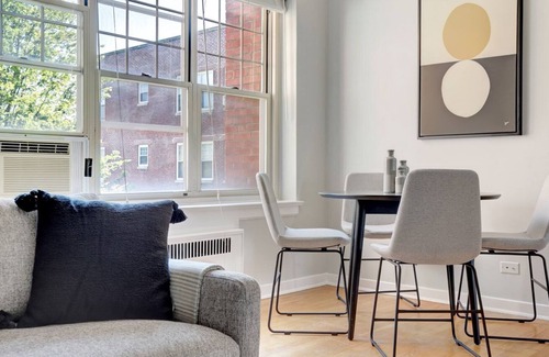 Evanston Apartamento | Bright Evanston 2BR w/ W/D, 1 mile to Northwestern campus, by Blueground