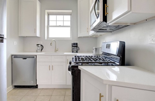 Evanston Apartamento | Bright Evanston 2BR w/ W/D, 1 mile to Northwestern campus, by Blueground