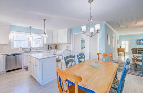 Holden Beach Casa | Bright Family Escape W/ Outdoor Shower, Free WiFi & Large Deck - Walk to Beach