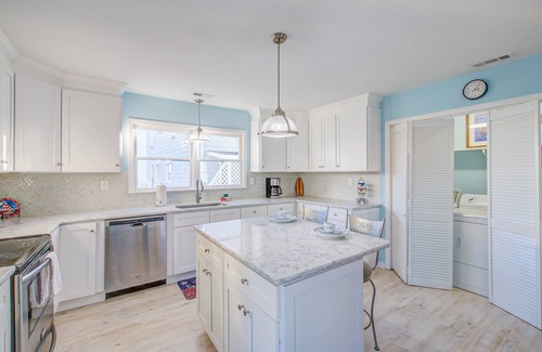 Holden Beach Casa | Bright Family Escape W/ Outdoor Shower, Free WiFi & Large Deck - Walk to Beach