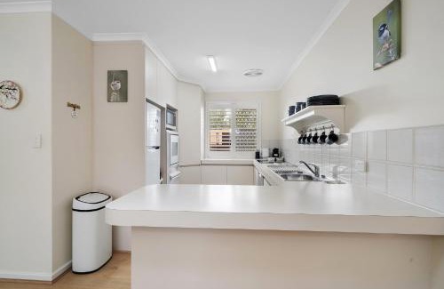 Churchlands Casa | Bright Family Stay with Outdoor Space