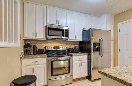 Fayetteville Casa | Bright Fayetteville Vacation Home w/ Fireplace!