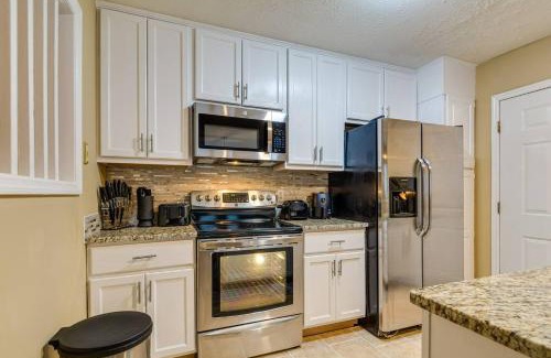 Fayetteville Casa | Bright Fayetteville Vacation Home with Fireplace!