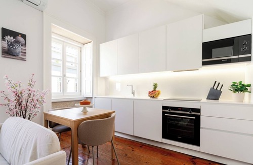 Foz do Douro Apartamento | HostWise - Bright Flat in Historic Foz House