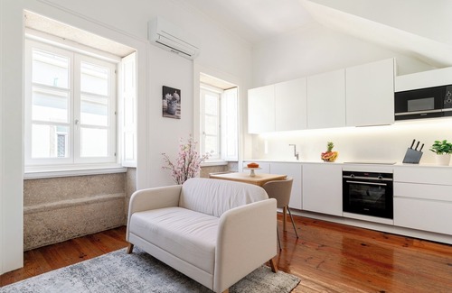 Foz do Douro Apartamento | HostWise - Bright Flat in Historic Foz House