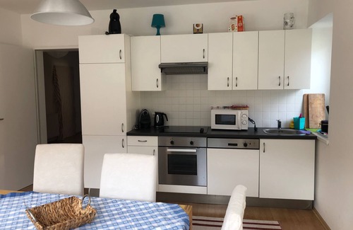 Feistritz im Rosental Apartamento | Gran apartamento moderno con balcón y jardín.