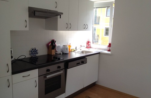 Feistritz im Rosental Apartamento | Gran apartamento moderno con balcón y jardín.