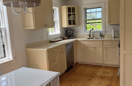 Madaket Casa | Bright freshly decorated 2-bedroom house on an acre