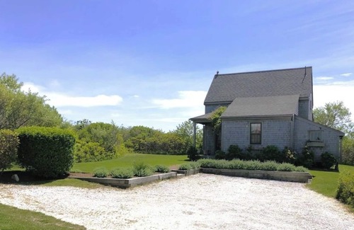 Madaket Casa | Bright freshly decorated 2-bedroom house on an acre