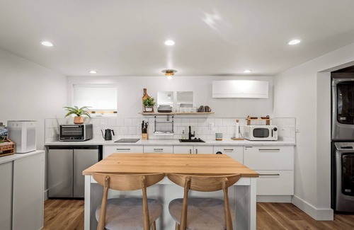 Loyal Heights Apartamento | Bright Garden Level Ballard Abode; 86 Walk Score!