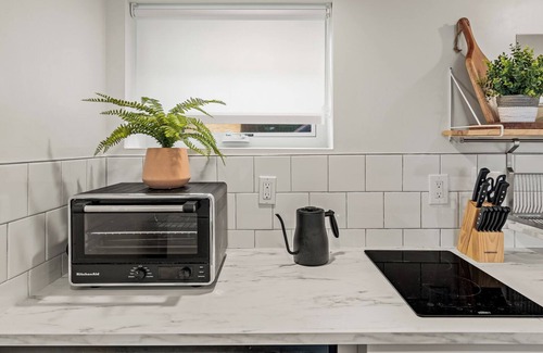 Loyal Heights Apartamento | Bright Garden Level Ballard Abode; 86 Walk Score!