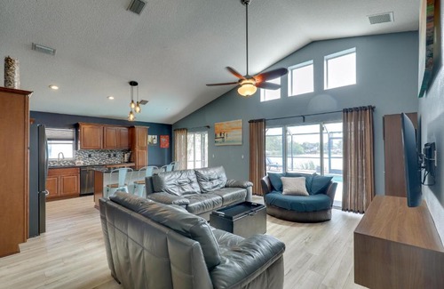 Lakeview Village Casa | Bright Getaway with Ski Lake, 11 Miles to Dtwn Tampa