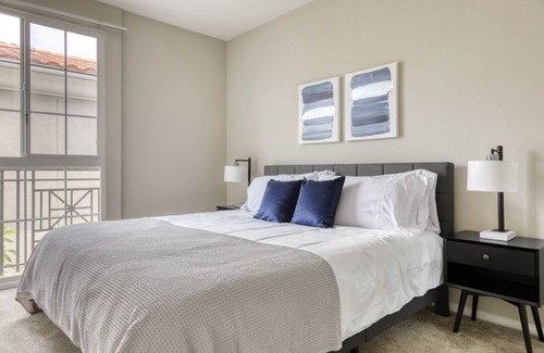 Verdugo Viejo Apartamento | Bright Glendale 2BR w/ Gym, Pool & Jacuzzi, walk to Bars, by Blueground