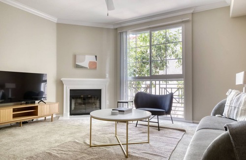 Verdugo Viejo Apartamento | Bright Glendale 2BR w/ Gym, Pool & Jacuzzi, walk to Bars, by Blueground