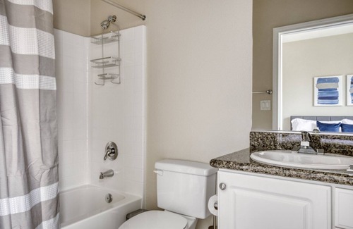 Verdugo Viejo Apartamento | Bright Glendale 2BR w/ Gym, Pool & Jacuzzi, walk to Bars, by Blueground