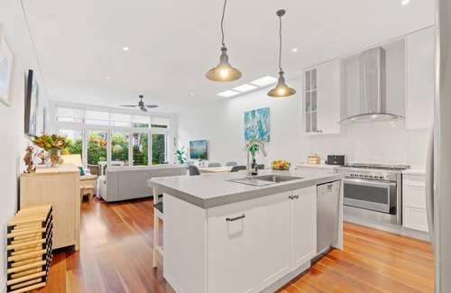 Newtown Casa | Bright Home in Trendy Newtown close to the Park