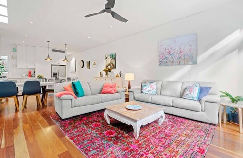 Newtown Casa | Bright Home in Trendy Newtown close to the Park