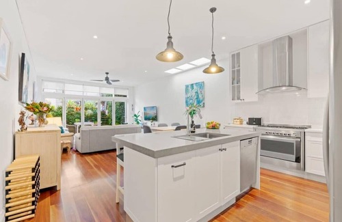 Newtown Casa | Bright Home in Trendy Newtown close to the Park