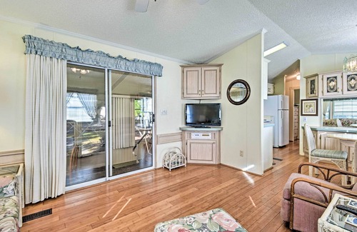 Braden River Casa | Bright Home: Pool Access & Screened-In Porch!
