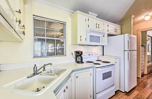 Braden River Casa | Bright Home: Pool Access & Screened-In Porch!