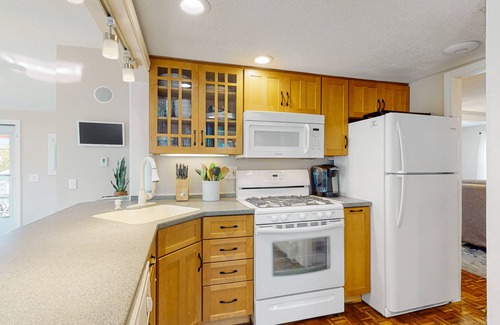 Wareham Casa | Bright home steps from private beach with kayaks, dock & Onset Bay view