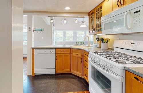 Wareham Casa | Bright home steps from private beach with kayaks, dock & Onset Bay view