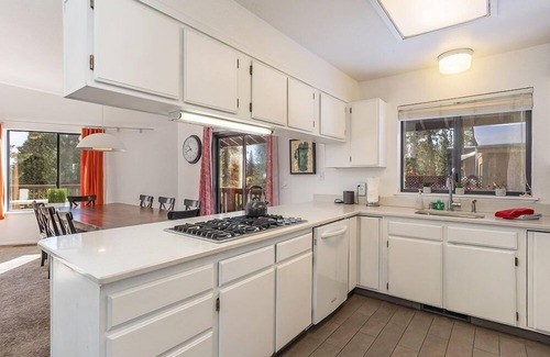Carnelian Bay Cabina | Bright Home w/ A/C, Private Hot Tub, Play Room, Sleeps 10, Close to Beaches
