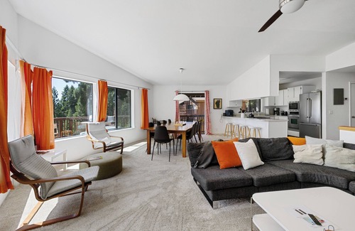 Carnelian Bay Cabina | Bright Home w/ A/C, Private Hot Tub, Play Room, Sleeps 10, Close to Beaches