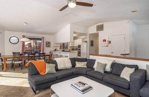Carnelian Bay Cabina | Bright Home w/ A/C, Private Hot Tub, Play Room, Sleeps 10, Close to Beaches