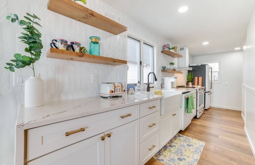 Houghton Lake Casa | Bright Houghton Lake Home w/ Boat Dock + Fire Pit