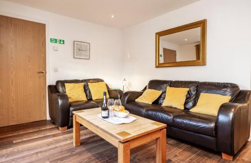 Inverurie Apartamento | Bright House with Garden & Patio in Market Town
