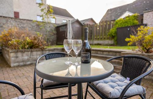 Inverurie Apartamento | Bright House with Garden & Patio in Market Town