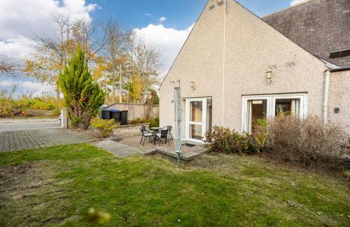 Inverurie Apartamento | Bright House with Garden & Patio in Market Town