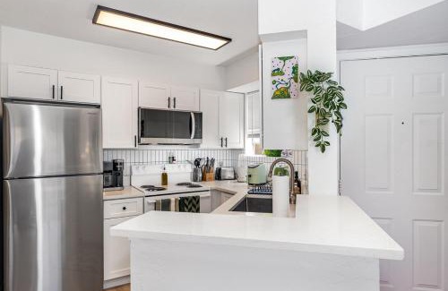 Ocean Side Village Apartamento | Bright King Bed Escape Pondview Half mile to Beach