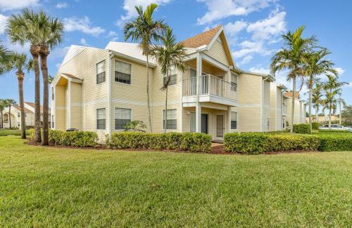 Ocean Side Village Apartamento | Bright King Bed Escape Pondview Half mile to Beach