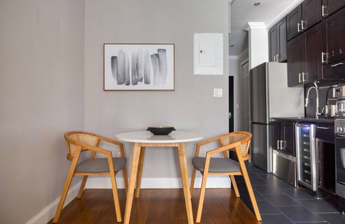 Rose Hill Apartamento | Bright Kips Bay 1BR w/ Backyard, nr Park & Train, by Blueground