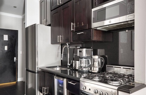 Rose Hill Apartamento | Bright Kips Bay 1BR w/ Backyard, nr Park & Train, by Blueground
