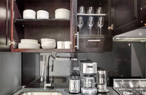 Rose Hill Apartamento | Bright Kips Bay 1BR w/ Backyard, nr Park & Train, by Blueground
