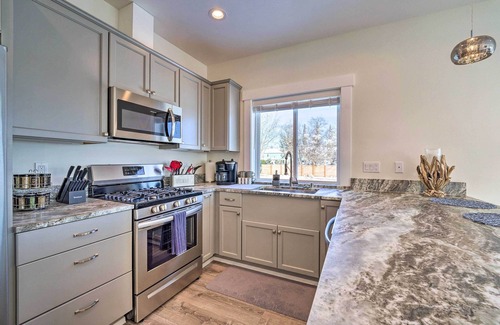 La Conner Condominio | Bright La Conner Getaway w/ Mountain Views!