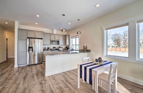 La Conner Condominio | Bright La Conner Getaway w/ Mountain Views!