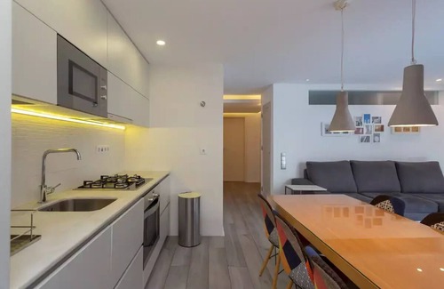 Falca Apartamento | Bright Lisbon T2 with 35 m2 Terrace, 2bed and 2bath and fast internet!