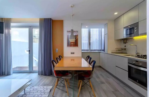 Falca Apartamento | Bright Lisbon T2 with 35 m2 Terrace, 2bed and 2bath and fast internet!