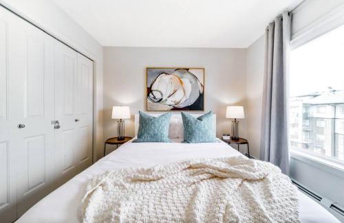Southwest Edmonton Apartamento | Bright Luxe Condo, AC, Top Floor, King Bed, Balcony!