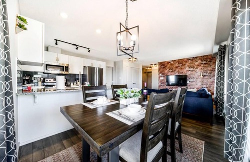 Southwest Edmonton Apartamento | Bright Luxe Condo, AC, Top Floor, King Bed, Balcony!