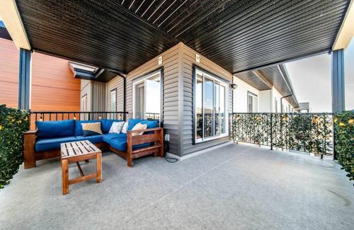Southwest Edmonton Apartamento | Bright Luxe Condo, AC, Top Floor, King Bed, Balcony!
