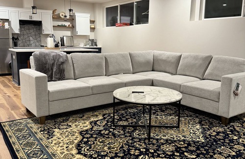 Hobart Casa | Bright, luxurious, family sized suite only 15 minutes from Lambeau Field!