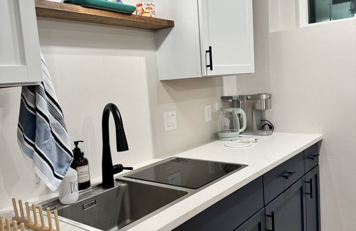 Hobart Casa | Bright, luxurious, family sized suite only 15 minutes from Lambeau Field!