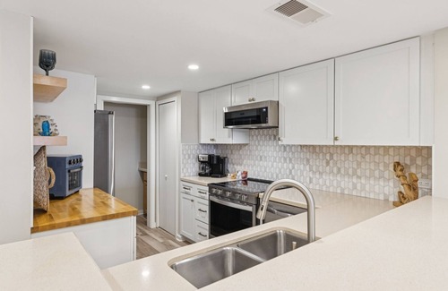 Shelter Cove Casa | Bright & Modern Pet Friendly Beach Getaway