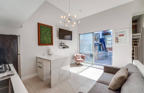 Little Italy Condominio | Bright & Modern 2 Level Unit in heart of Little Italy