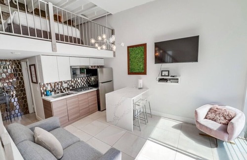 Little Italy Condominio | Bright & Modern 2 Level Unit in heart of Little Italy